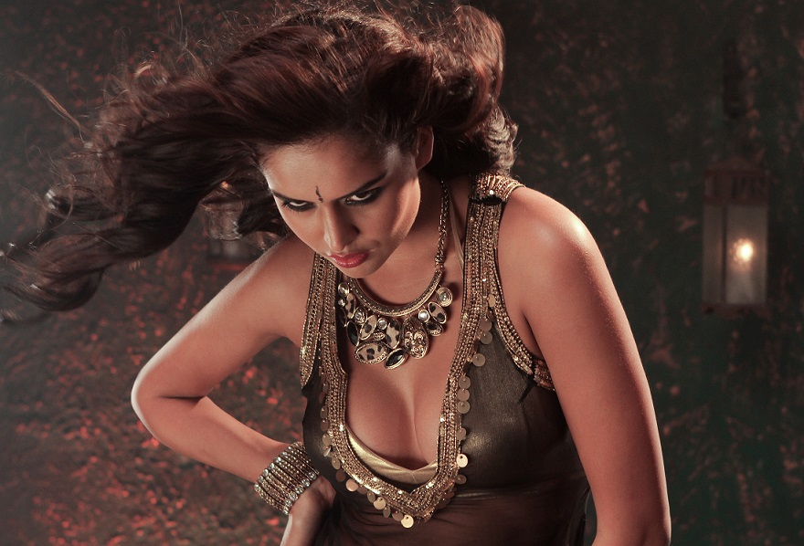 Watch Sexy Nathalia Kaur's item song "Dan Dan Cheeni"