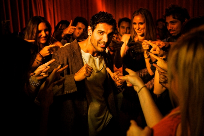Capuchino Video Song From I Me Aur Main